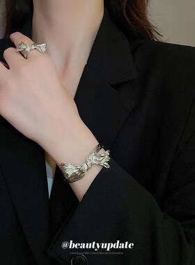 潮流甜酷风亮面褶皱蝴蝶结手镯个性时尚手环冷淡风高级感金属手饰