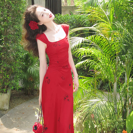 法式复古方领鱼尾吊带连衣裙子女，收腰气质高级感红色印花长裙夏季
