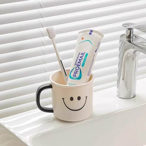 Ins-style minimalist mouthwash cup with a cute smiley face,