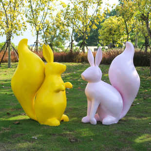 几何松鼠雕塑户外园林景观抽象仿真大型玻璃钢动物落地小品装 饰