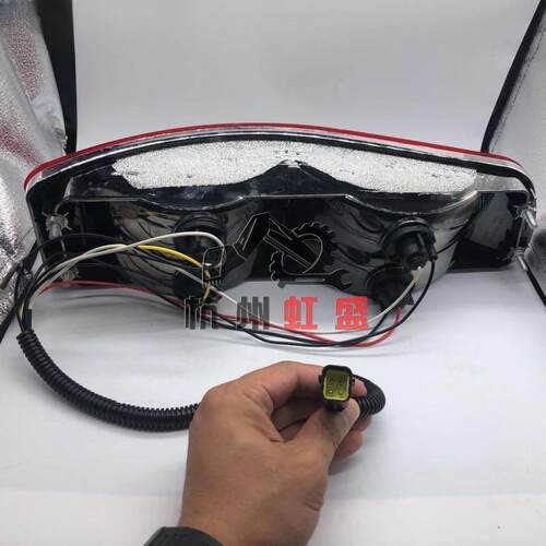适用神钢SK200/210/230/260-6E/6-8超8尾灯 配重尾灯车身后灯