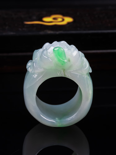 天然真品翡翠正品 冰细腻水润精细冰阳绿阳色精雕荷花扳指24.37g