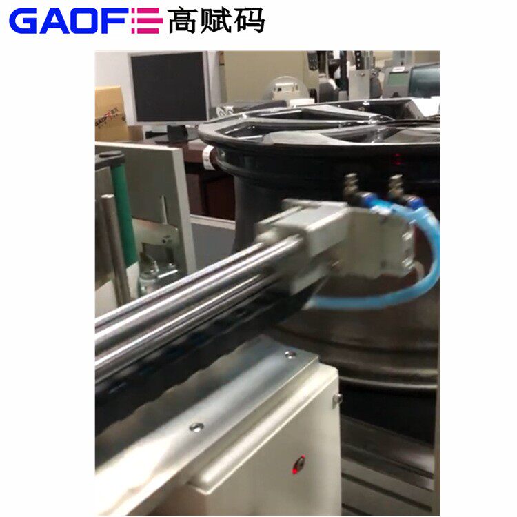 高赋码小标签打印贴标工业全自动贴标签机汽车轮鼓侧面贴标