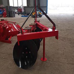 圆盘犁犁片大小直径不同耕深不同，作业时犁片旋转运动