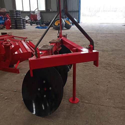 圆盘犁犁片大小直径不同耕深不同，作业时犁片旋转运动