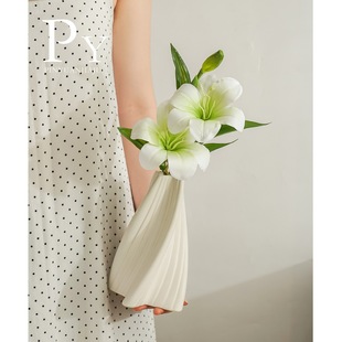 北欧简约百合陶瓷花瓶插花高级感客厅侘寂风房间装饰好物轻奢摆件