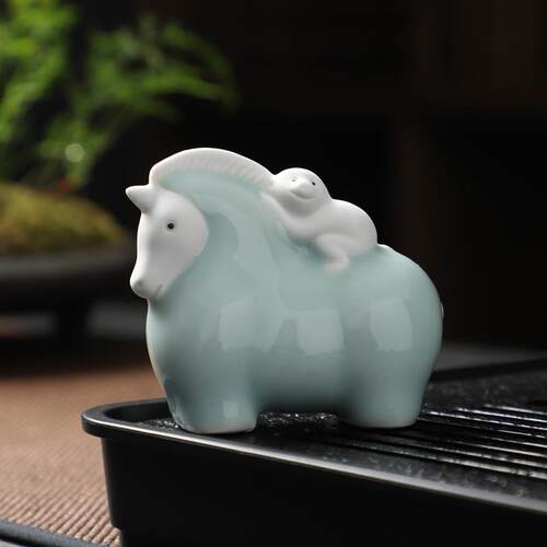 新款宠马上封相茶侯摆件陶瓷品大象猴子汝窑青瓷茶玩可养可爱