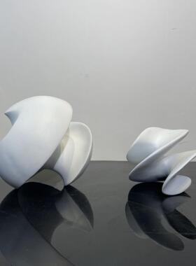 直销新款现代简约黑白色树脂创意抽象扭转装饰圆形摆件售楼处样板