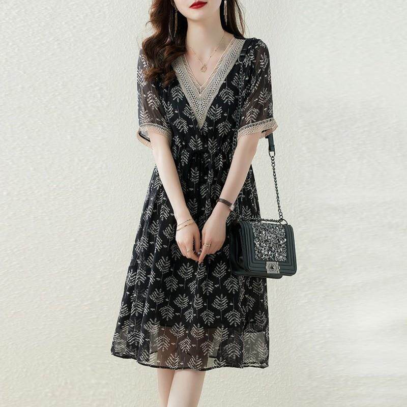 香港夏季新款宽松时尚百搭连衣裙大尺码胖mm收腰显瘦镂空V领雪纺