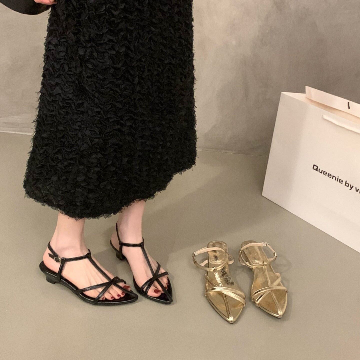 香港粗跟小众露趾尖头凉鞋女鞋子2026年夏季度假配裙子细带罗马鞋