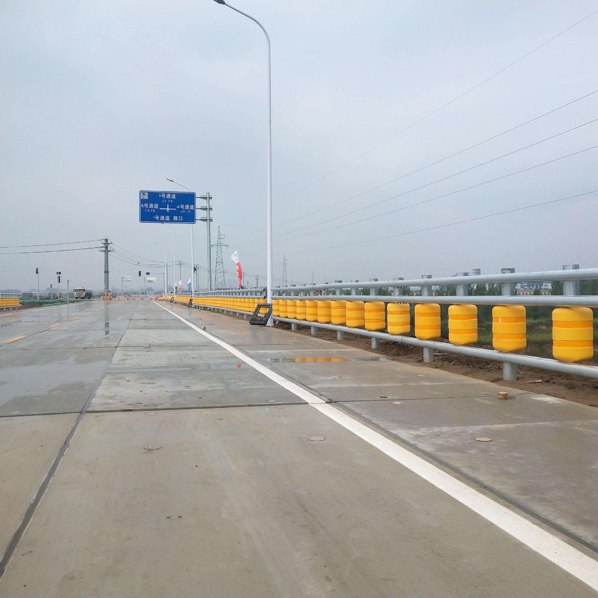 高速公路滚筒式防护栏旋转防撞桶护栏道路抗冲击防撞护栏