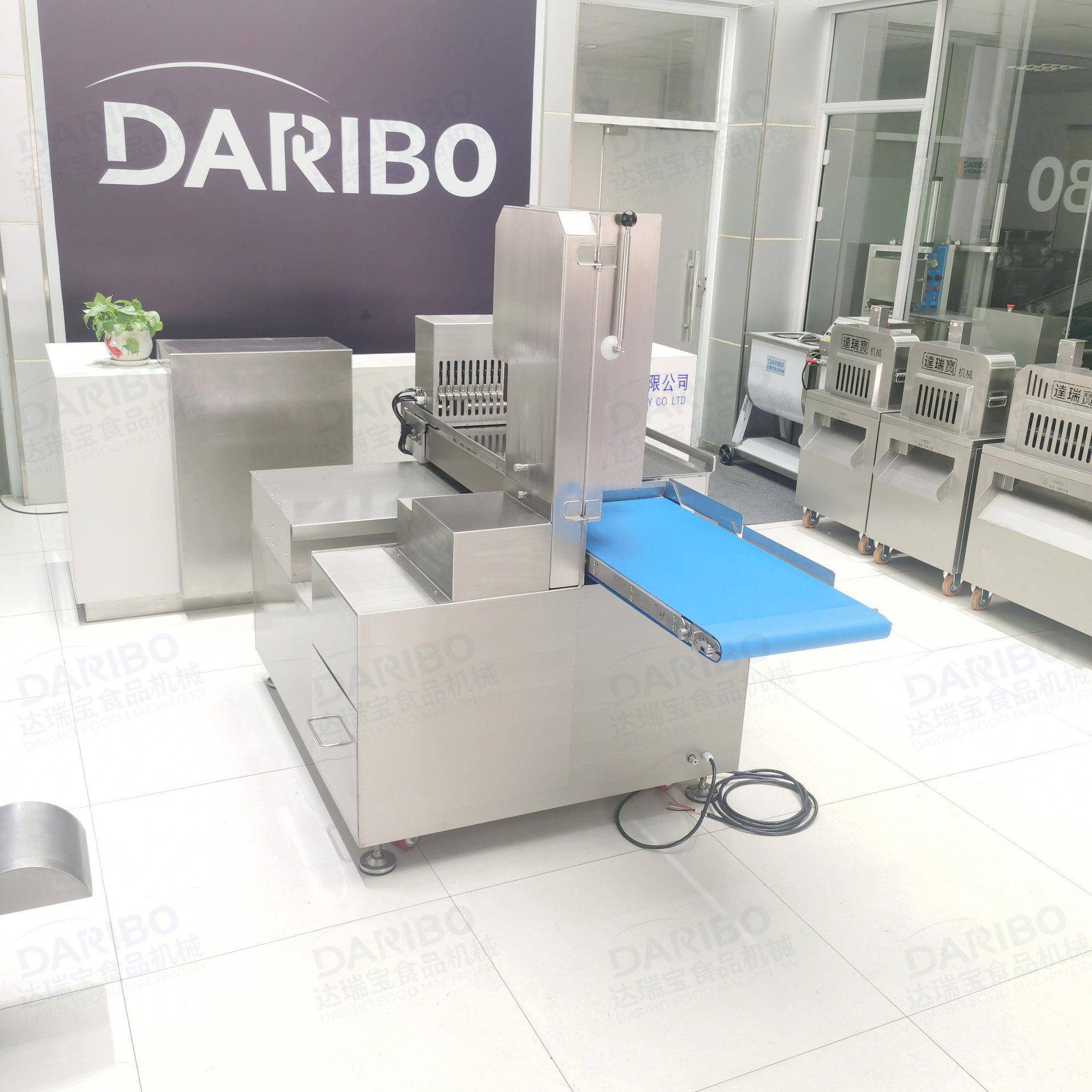 *厂家供应商用全自动锯骨机冷冻牛排牛脊骨锯切机猪脚锯段机