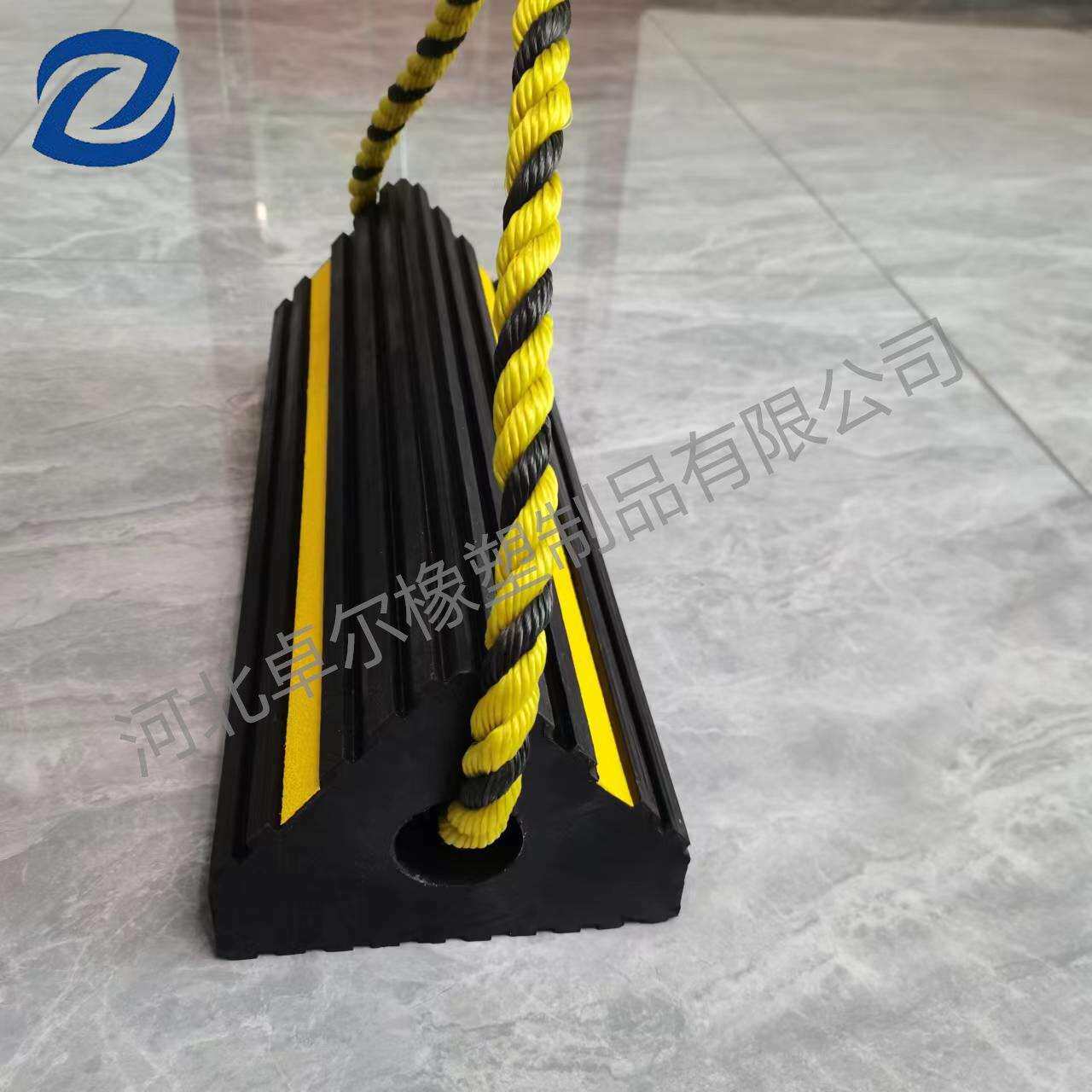 厂家直销橡胶轮挡450*170*140飞机轮挡橡胶轮挡减速防滑止退挡块