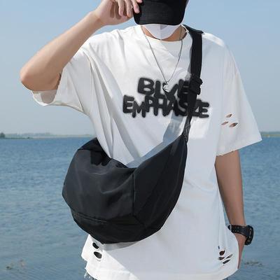 日系斜挎包男款单肩包休闲潮牌邮差包男士揹包轻便潮流通勤挎包女