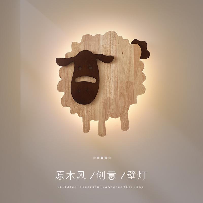 北欧原木壁灯男女孩卧室床头灯氛围感儿童房创意可爱羊驼绵羊墙灯