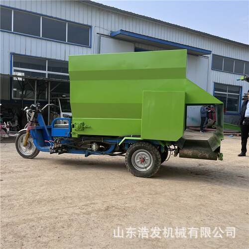 QVH饲养牛三轮料拉体草布料车柴油动力切草拌一喂羊料车养殖场撒