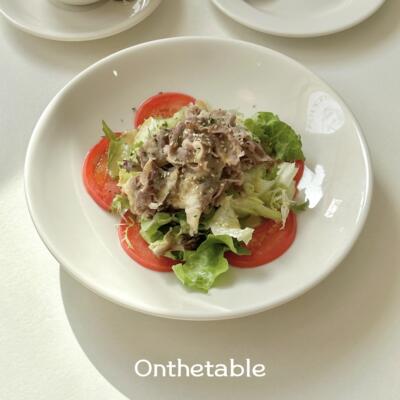 餐桌上-乳白色系列陶瓷宽口浅汤盘沙拉面食盘9.4英寸
