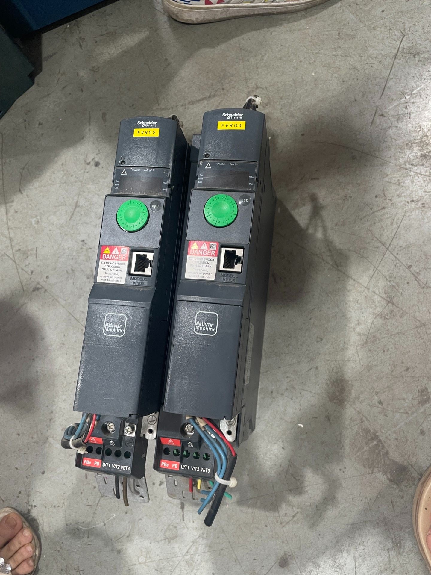 施耐德变频器ATV320U22N4B成色漂亮 可以充新2.2