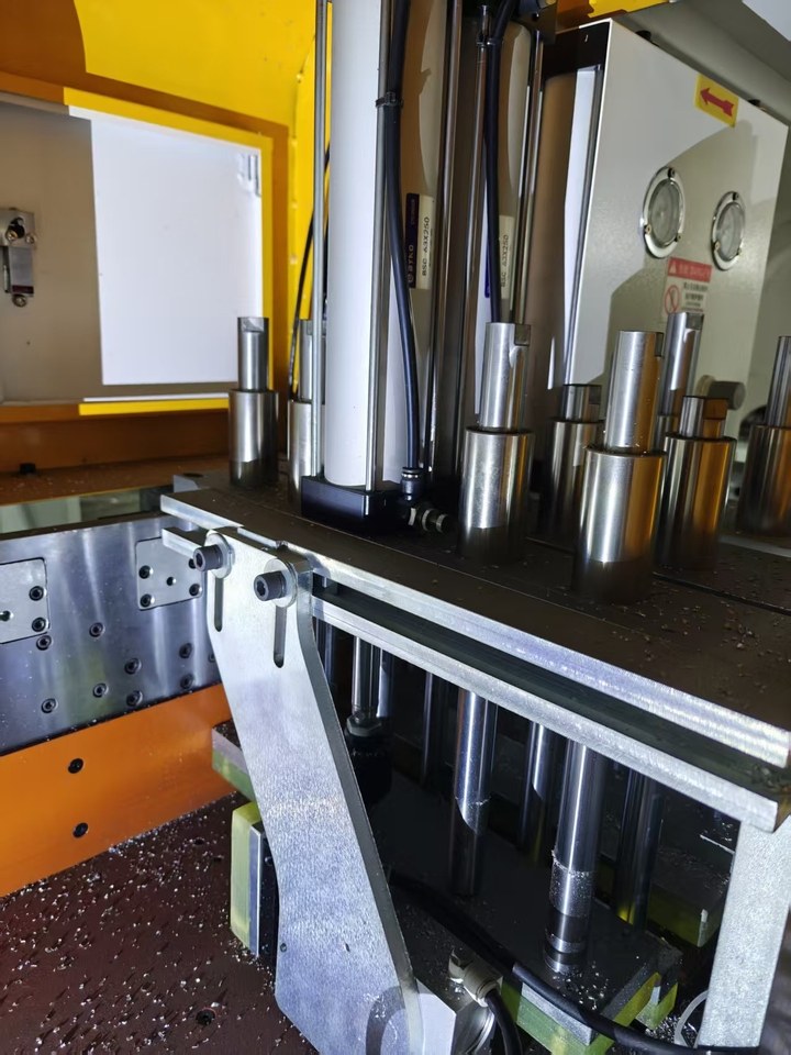 1月14日东莞处理闲置京广JG550全自动伺服切铝机切割机一台网络拍卖公告