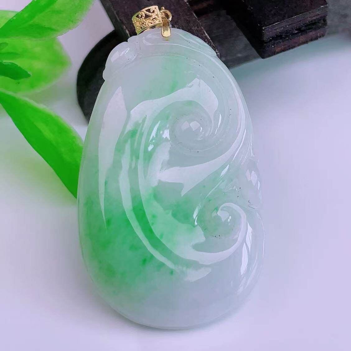 缅甸天然真品翡翠18k金扣头冰飘绿花高端闪拍如意玉石吊坠