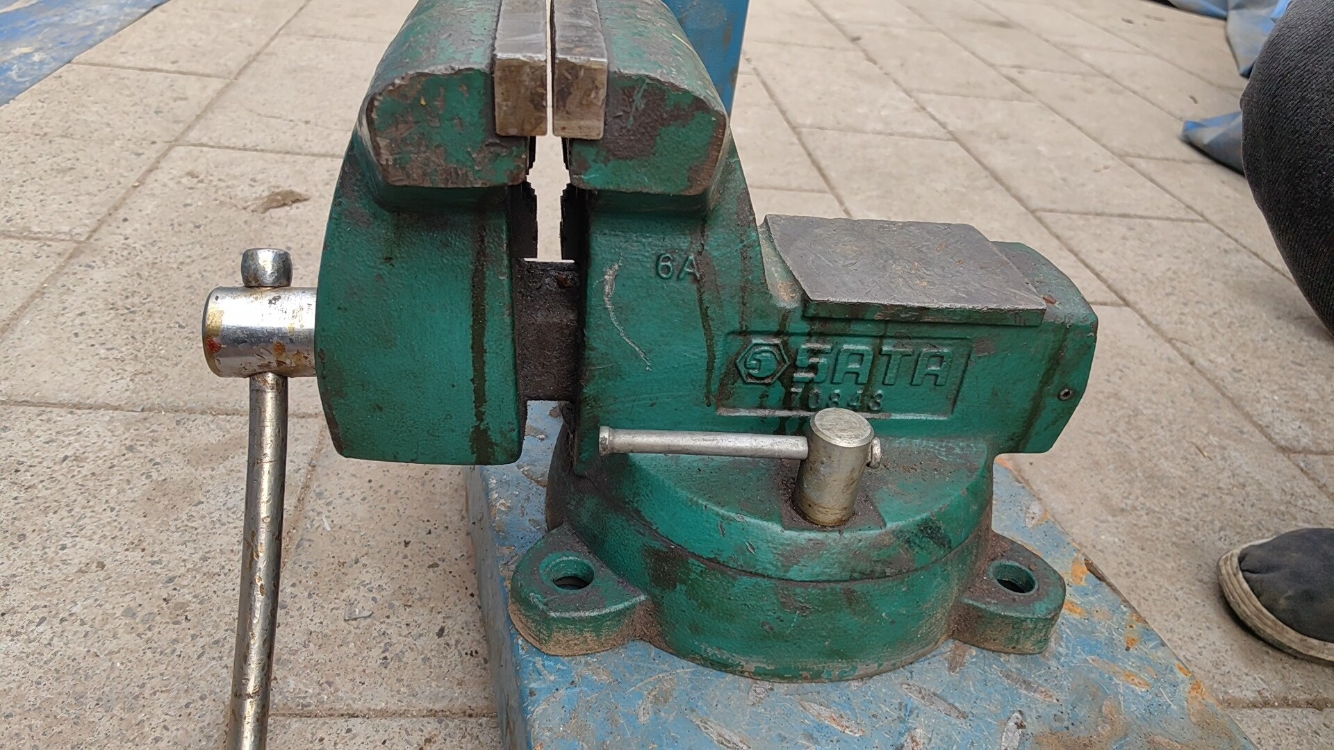 世达6寸台虎钳，钳口152，最大开口170，净重55.8斤，