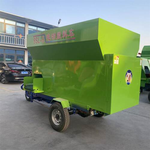 自动饲料撒料车操作简便撒料均匀大幅度提升畜牧场运营效率