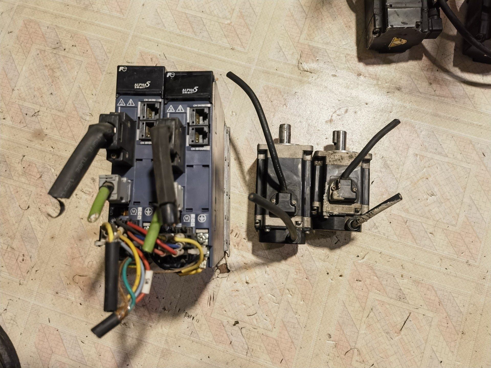 富士伺服电机400W，型号：GYB401D5-RC2，驱动器