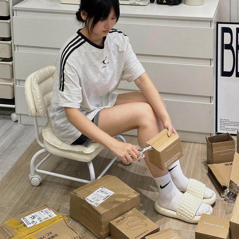 拆快递小凳子万向轮滑轮矮凳静音板凳椅子靠背椅做家务宿舍换鞋凳