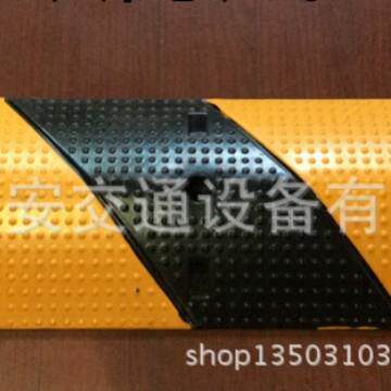 CE认证斜纹二线槽橡胶减速带 公路电缆保护器cable protector