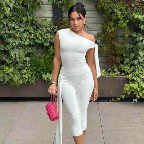 Women's street photography slanted collar sleeveless top