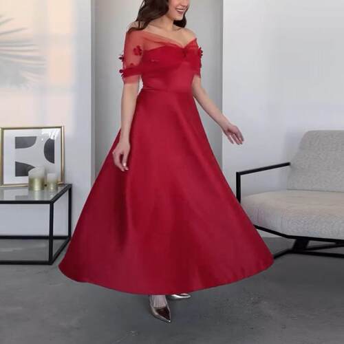 Wearing women's shoulder mesh princess dress, women's lace