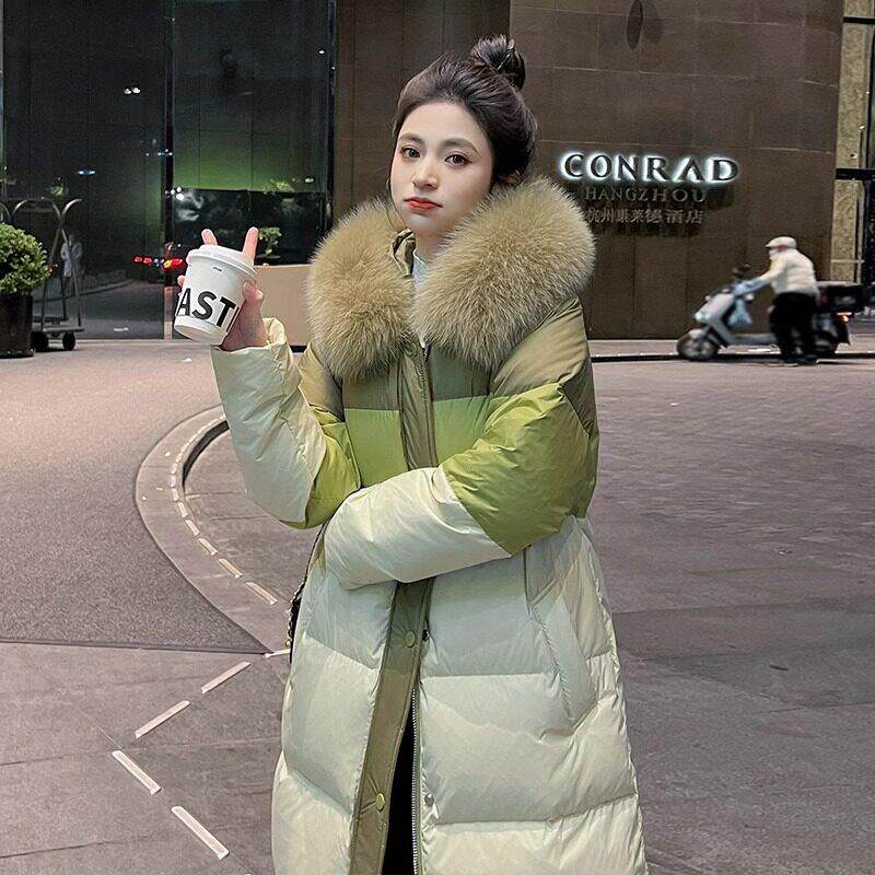 牛果绿色鹅绒羽绒服女2026冬季新款狐狸大毛领中长款过膝加厚外套