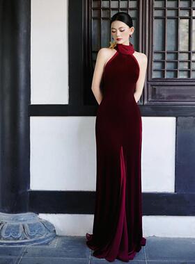 红色丝绒敬酒服新中式挂脖鱼尾订婚回门礼服气质新娘结婚当天便装