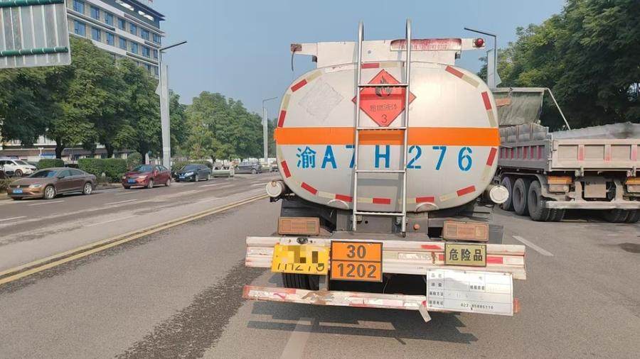 1月20日宜宾东风8.5方油罐车160马力国六手续齐全网络拍卖公告