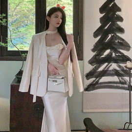 FairyJiang夏季气质缎面白色吊带连衣裙长款显瘦包臀裙含胸花