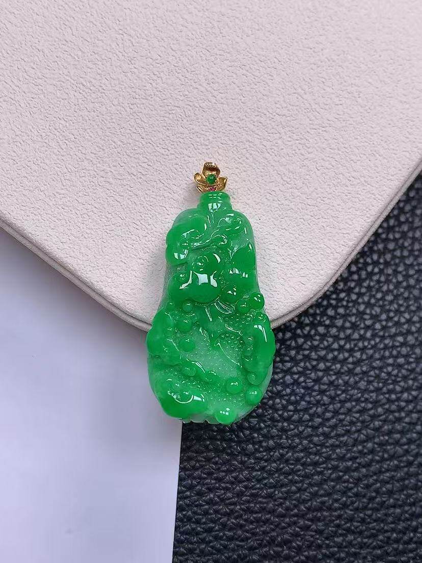 天然真品翡翠正品 水润细腻气质18k金镶嵌冰阳绿满阳色白菜吊坠