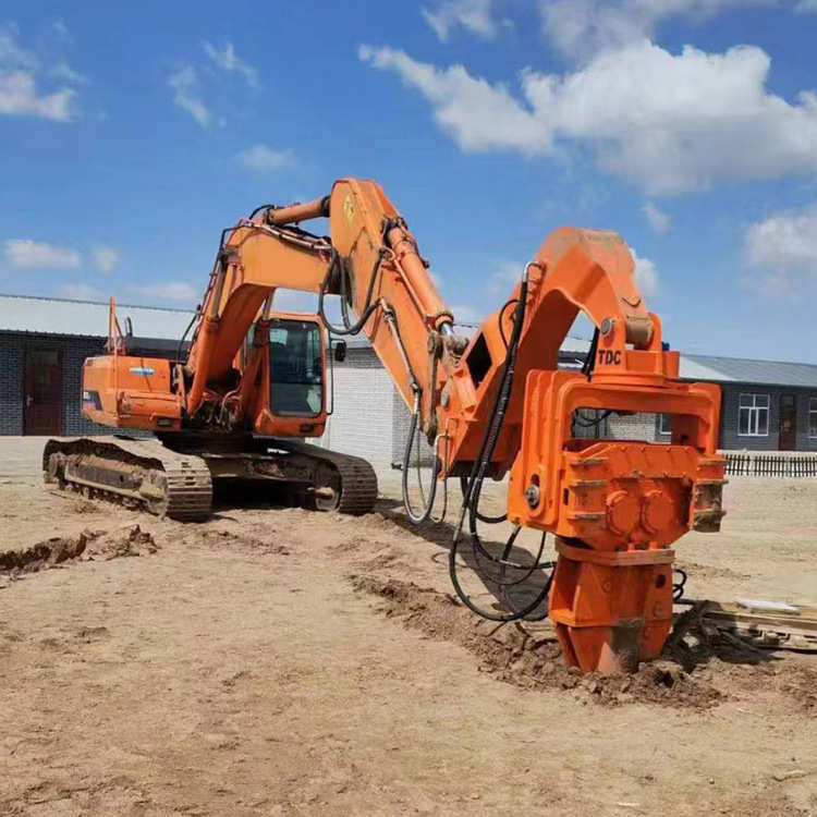 挖掘机打桩机高速公路护栏液压式打桩机360度可调挖掘机打桩机