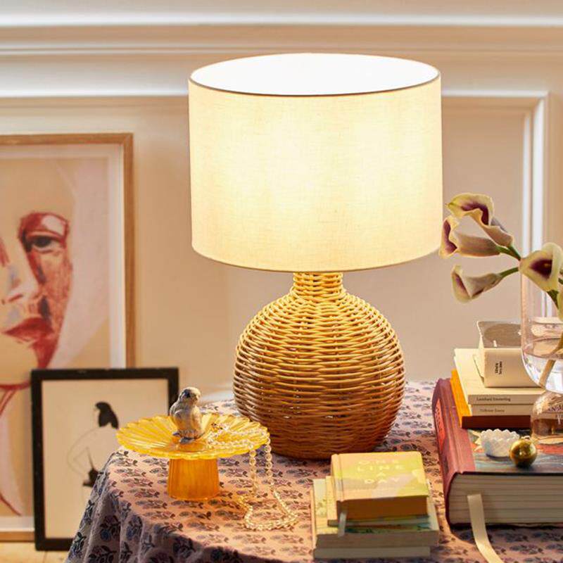 日式布艺台灯简约卧室民宿床头装饰灯书桌手工藤编底座复古立式灯