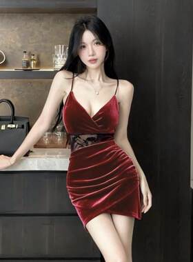 夜场女装性感低胸吊带洋装金丝绒小礼服紧身显瘦不规则包臀短裙
