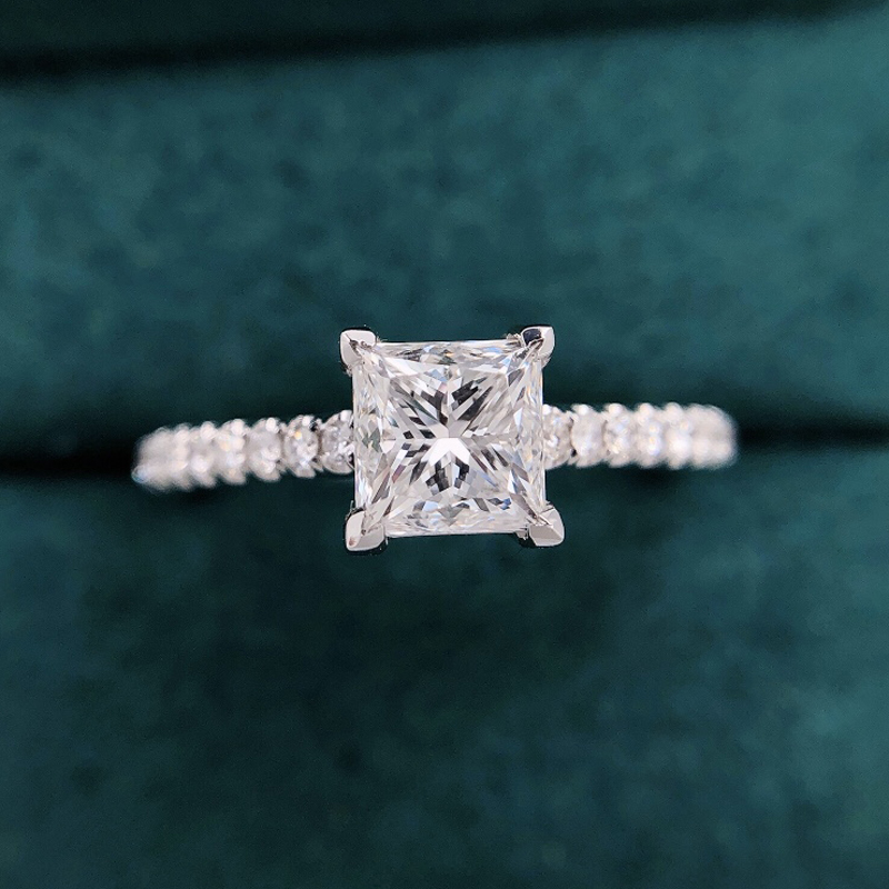 GIA证书0.7克拉G色VS2净度EX无荧光全新天然钻石公主方型18K钻戒