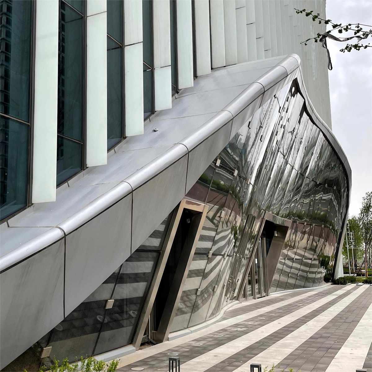 氟碳铝单板门头雨棚外墙廊架造型冲孔铝板仿木纹仿石材源头厂家