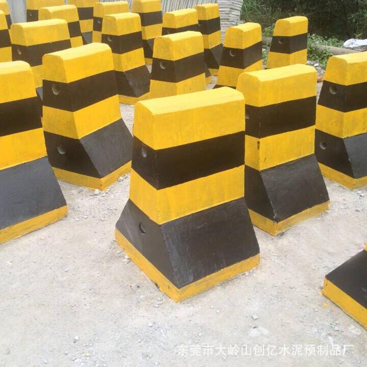 东莞厂家水泥预制品混凝土防撞隔离墩市政道路水泥防撞水马护栏