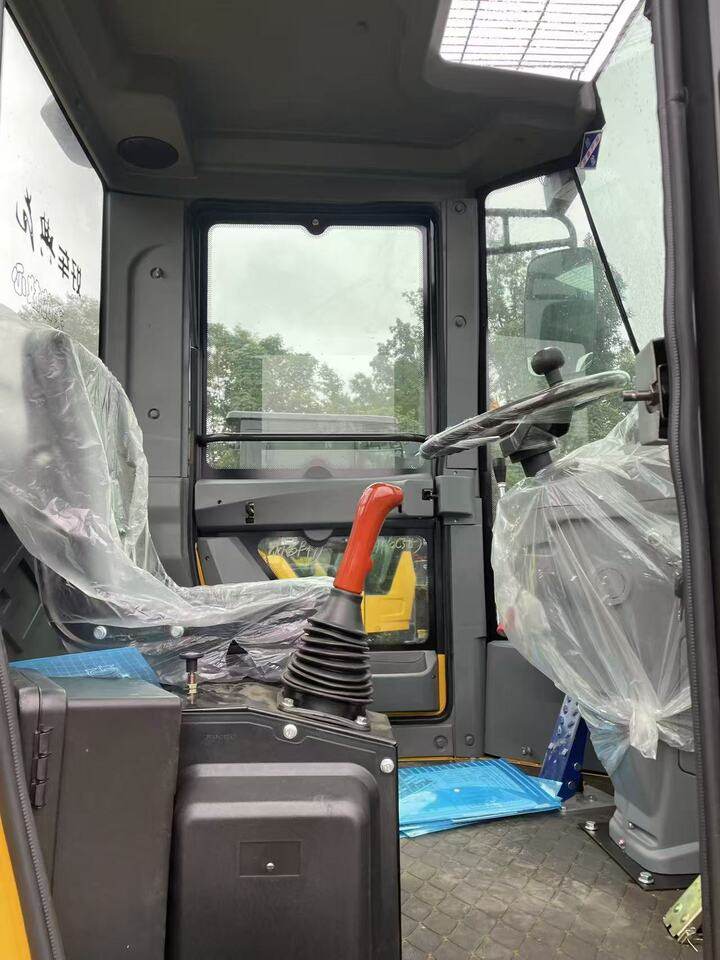 12月24日烟台25年出厂全新940装载机整车喷塑不易生锈带软包天窗收音机液压助力转向一键启动网络拍卖公告