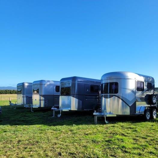 厂家直供拖挂式运马车两马三马角装马拖车赛马专用拉马车工具