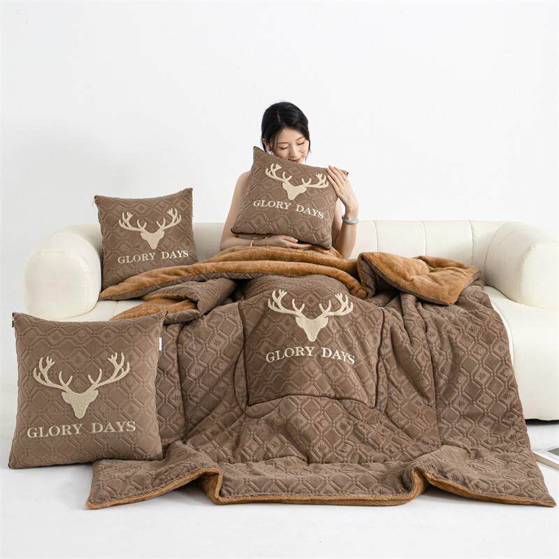 冬季雕花牛奶绒抱枕被子两用加厚多功能二合一折叠车载沙发午睡