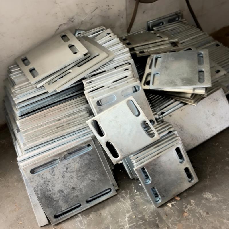 镀锌地脚板铁板大棚专用镀锌铁板带孔预埋铁片冷镀预埋板四方铁块