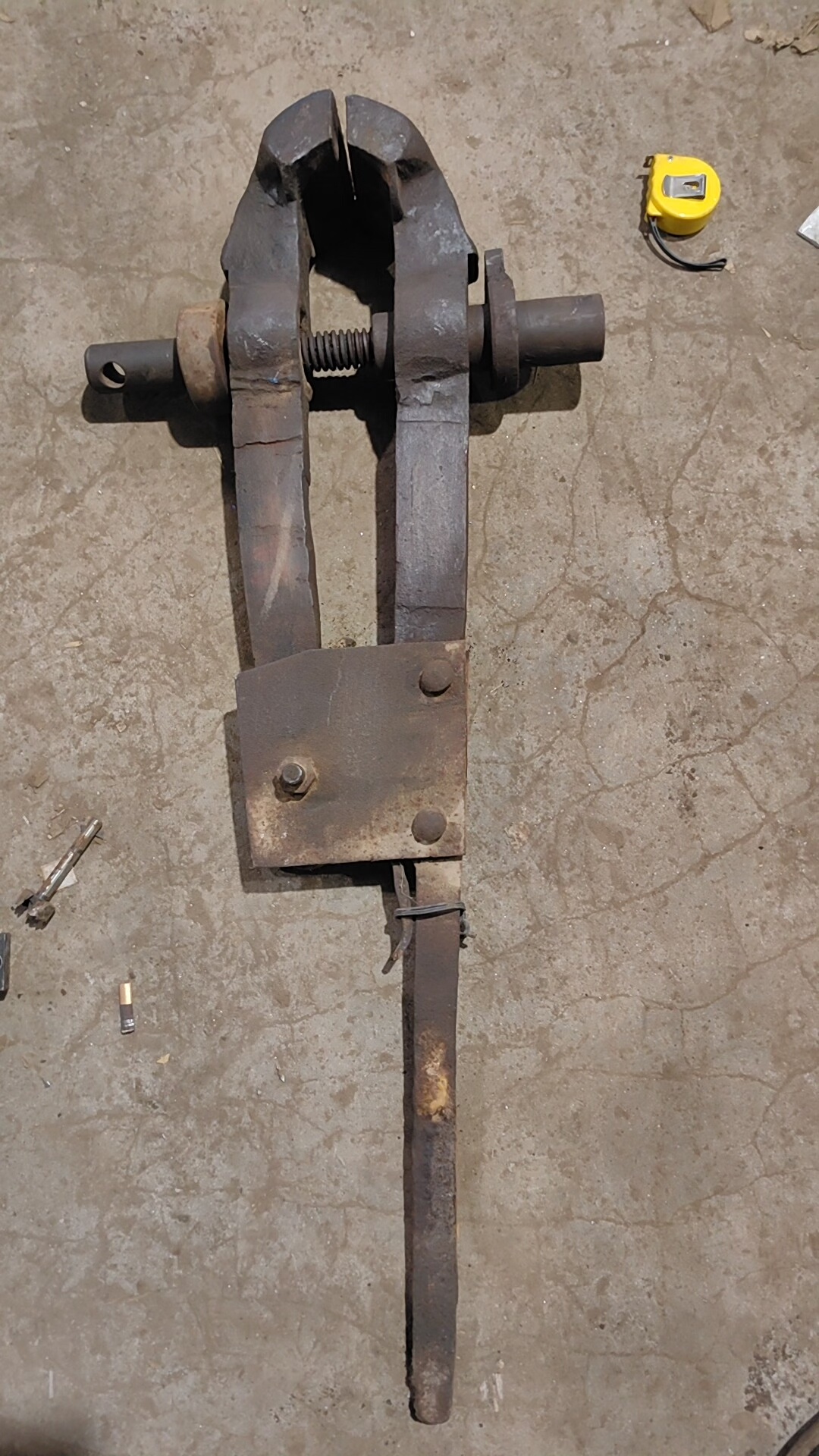 立式台钳，钳口125，整体长度960，净重61.3斤，标价不