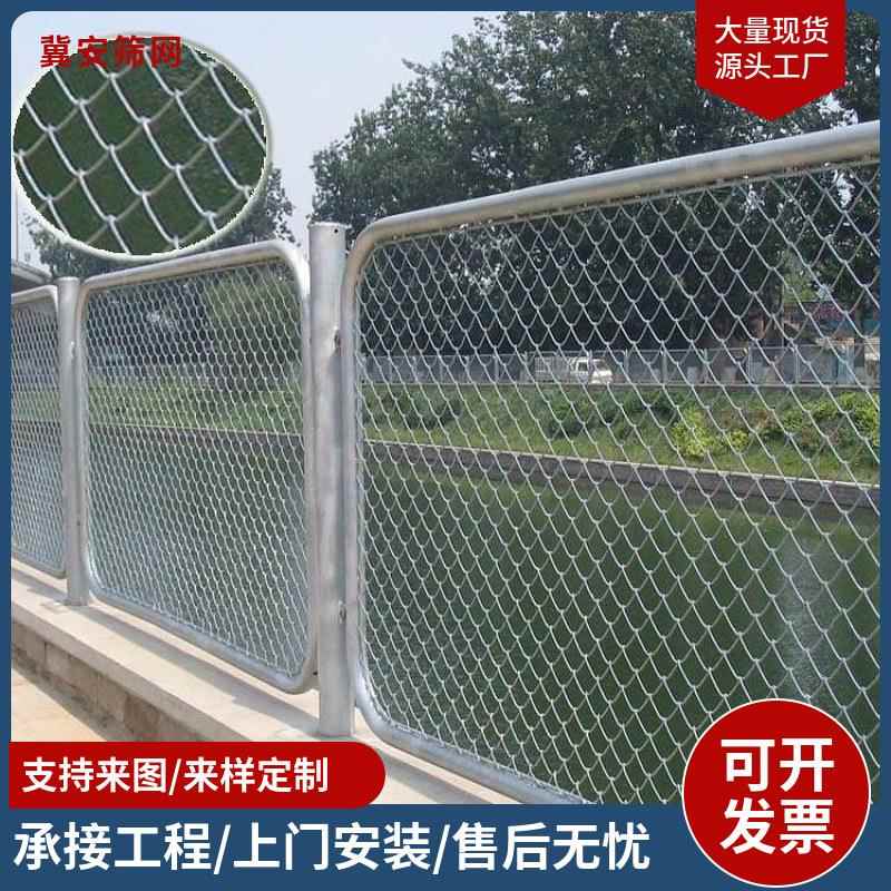 球场围栏网PVC包塑勾花护栏足球场学校操场隔离网菱形体育场围栏