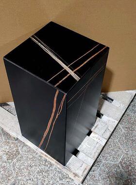 简约轻奢劳伦黑金大理石底座别墅客厅电视柜旁落地岩板花架雕塑台