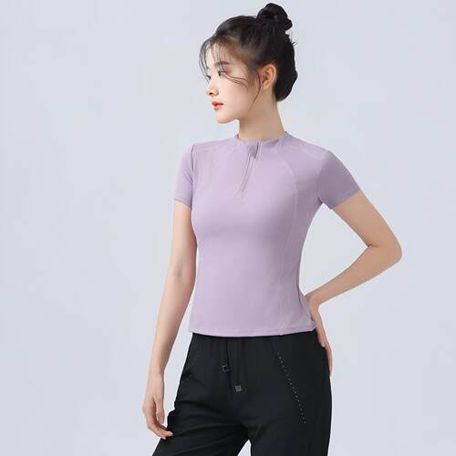 Sports T-shirt for women, breathable and tight fitting,